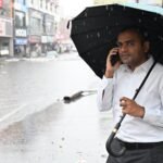 जिलाधिकारी जल भराव की स्थिति का स्वयं धरातल पर उतरकर स्थिति का ले रहे जायजा