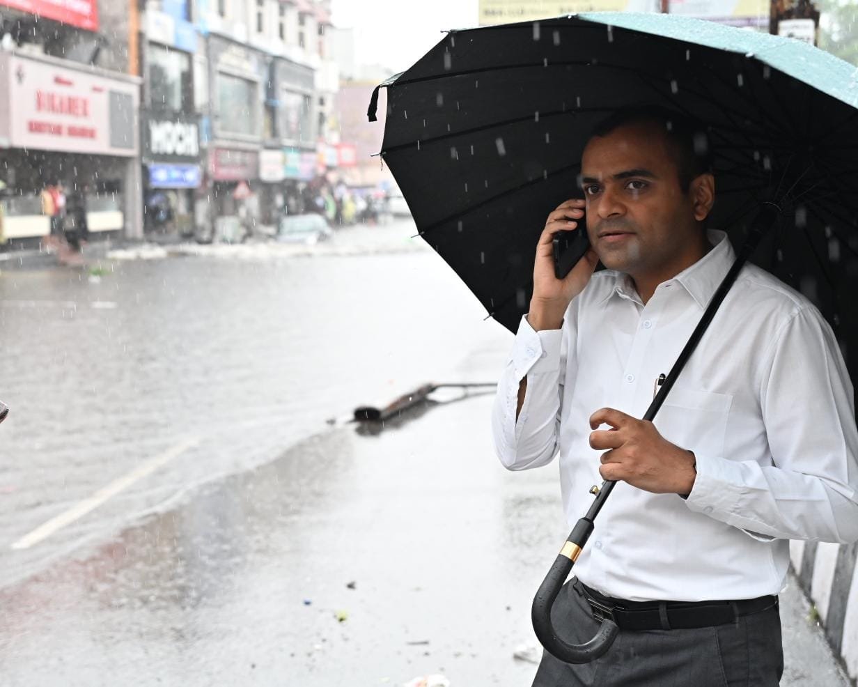 जिलाधिकारी जल भराव की स्थिति का स्वयं धरातल पर उतरकर स्थिति का ले रहे जायजा
