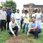 जिलाधिकारी ने रोशनाबाद में फलदार अमरूद का पौधा रोपित कर पर्यावरण का संरक्षण एवं संवर्धन के लिए सभी जनपद वासियों से पौध रोपित करने का किया आव्हान