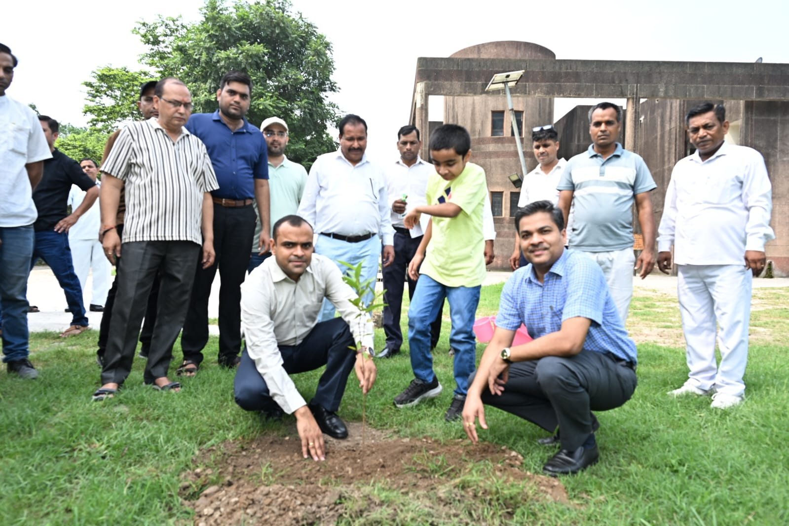 जिलाधिकारी ने रोशनाबाद में फलदार अमरूद का पौधा रोपित कर पर्यावरण का संरक्षण एवं संवर्धन के लिए सभी जनपद वासियों से पौध रोपित करने का किया आव्हान
