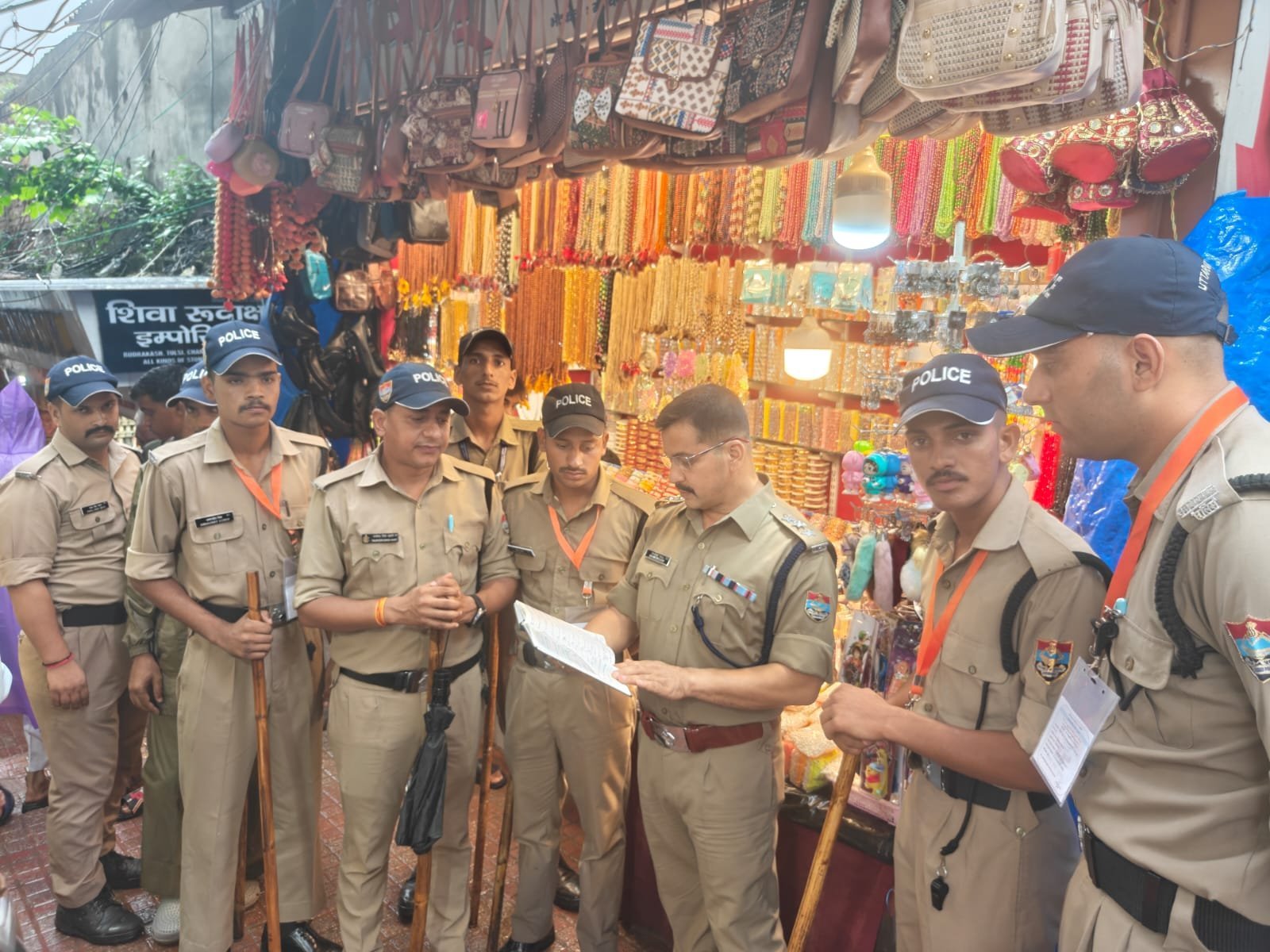 ड्यूटी के दौरान मुस्तैद दिखे कांवड़ मेले में नियुक्त पुलिस के जवान