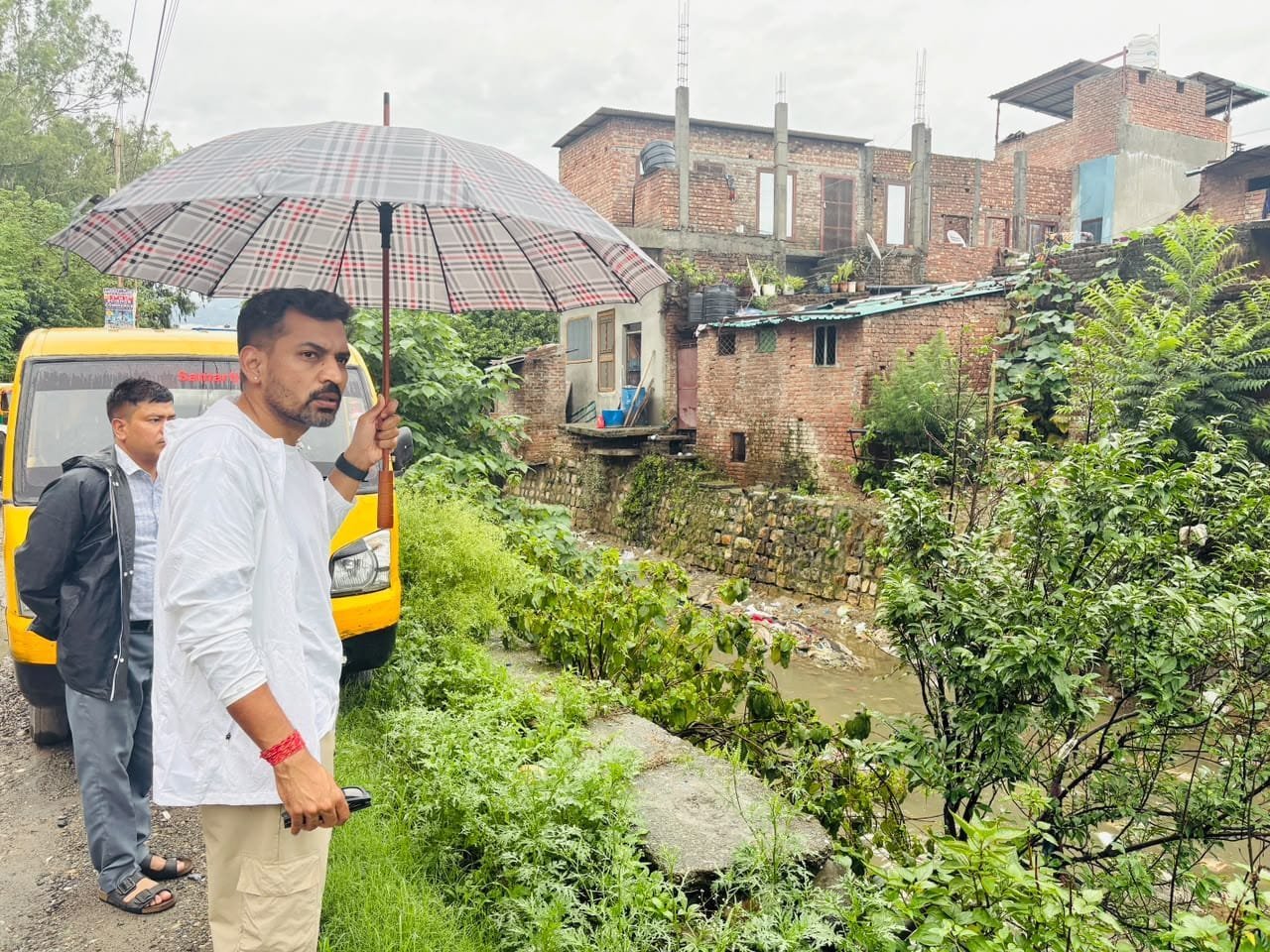 भारी बारिश के बीच ग्राउंड जीरो पर उतरे डीएम