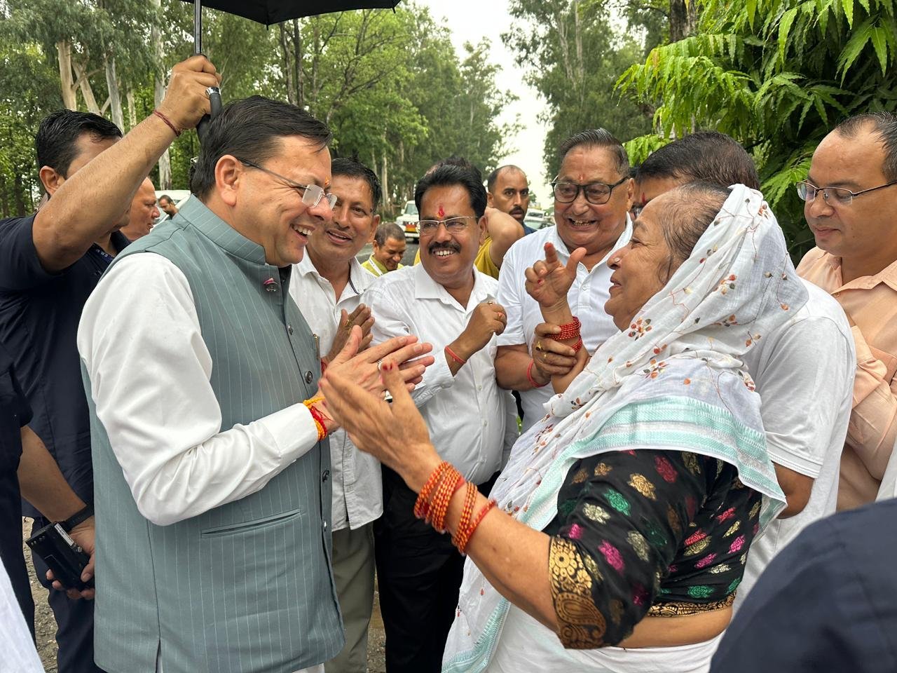 मुख्यमंत्री खटीमा भ्रमण के दूसरे दिन अपने निजी आवास में जनता व जनप्रतिनिधियों से मुलाकात कर उनकी कुलक्षेम पूछी व जनसमस्याएं सुनी