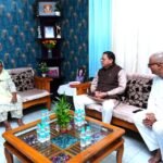 मुख्यमंत्री ने वरिष्ठ पत्रकार श्री दीपक फर्स्वाण के आवास पर पहुंचकर उनके पिता स्वर्गीय श्री बलवंत फर्स्वाण को श्रद्धांजलि अर्पित की