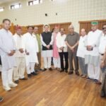 मुख्यमंत्री से पूर्व विधायकों ने की शिष्टाचार भेंट, सर्वाधिक कार्यकाल के लिए दी बधाई