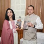 मुख्यमंत्री से साहित्यकार एवं इंडो-जर्मन सांस्कृत डॉ. योजना साह जैन ने शिष्टाचार भेंट की
