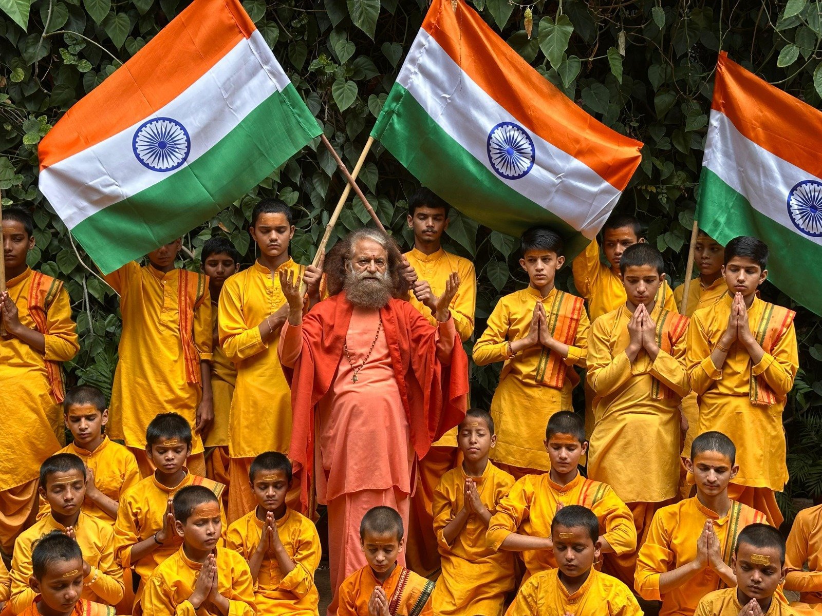 राष्ट्रीय ध्वज अंगीकरण दिवस पर परमार्थ निकेतन में लहराया तिंरगा