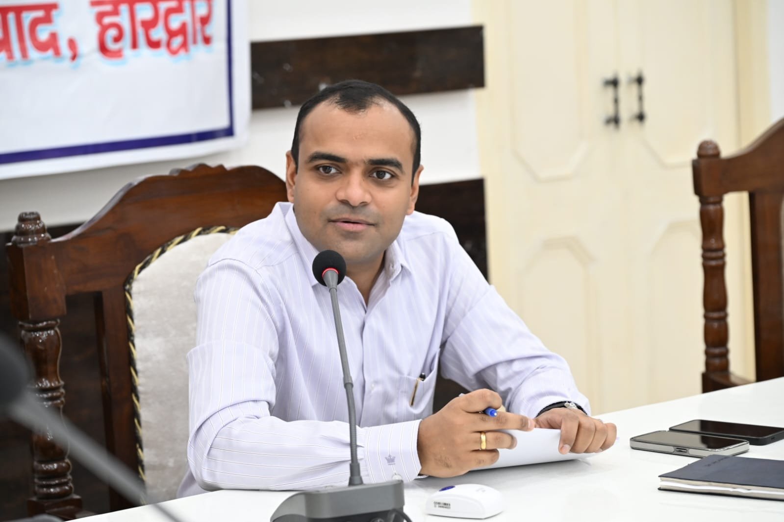 लगातार बारिश के चलते जिलाधिकारी मयूर दीक्षित ने सभी जिला स्तरीय अधिकारियों को अलर्ट रहने के दिए निर्देश
