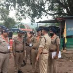 वरिष्ठ अधिकारियों द्वारा ड्यूटी प्वाइंट पर जाकर फोर्स को किया जा रहा है ब्रीफ
