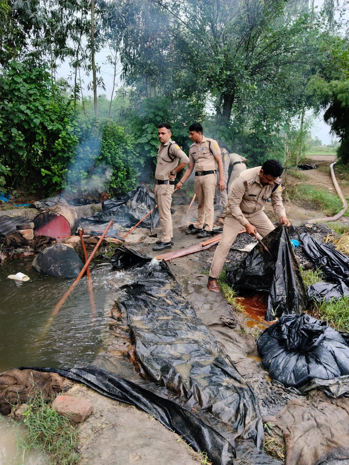 सघन प्रवर्तन अभियान में अवैध शराब ख़ाम निर्माण कर रही 3 भट्टी एवं 15000 किलोग्राम लहन मौके पर नष्ट किया गया