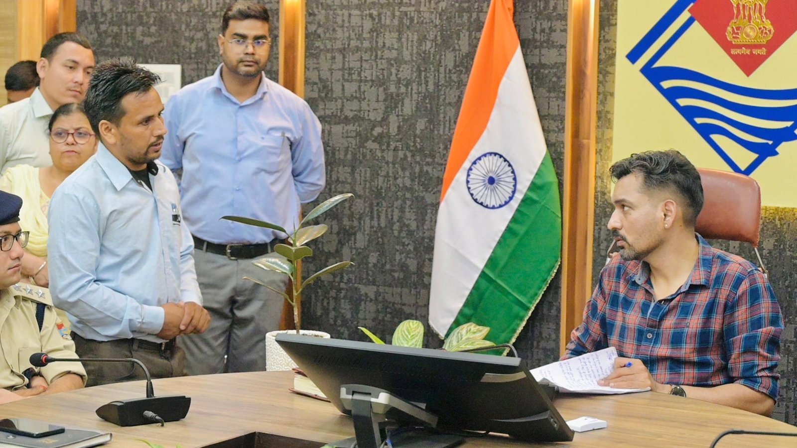 समाधान दिवस’ में डीएम का एक्शन मोड, लापरवाह अधिकारियों को चेताया