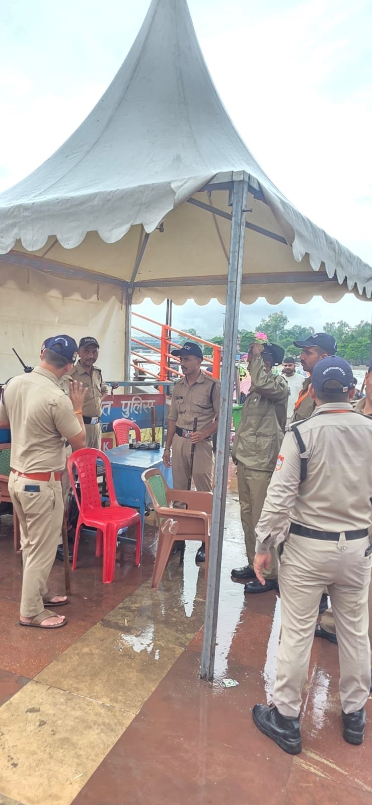 हरिद्वार उत्तराखंड पुलिस अपने-अपने ड्यूटी प्वाइंटों पर मुस्तैद होकर शिव भक्तों को उनके गंतव्य के लिए रवाना करते हुए