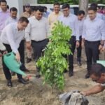 हरेला पर्व पर जिलाधिकारी नितिन सिंह भदौरिया ने किया वृक्षारोपण, पर्यावरण संरक्षण का दिया संदेश