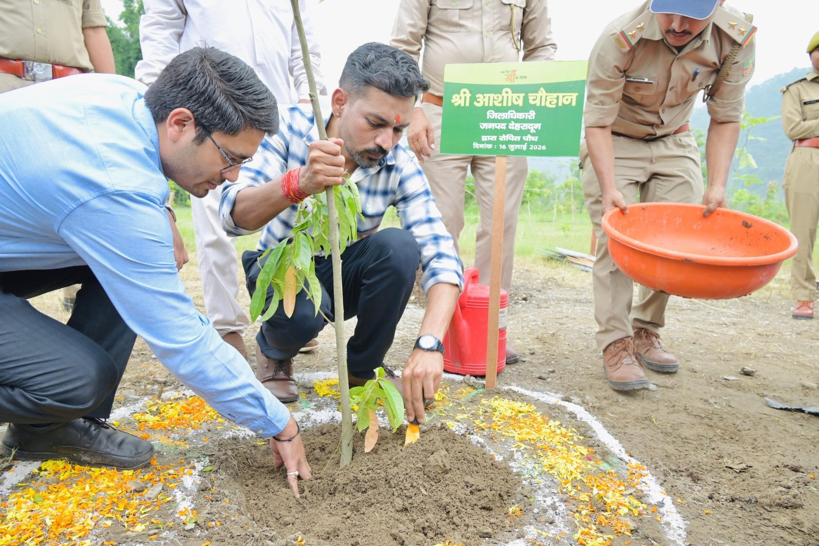 हरेला पर्व पर हरियाली का संकल्प: जिलाधिकारी डॉ0 आशीष चौहान ने किया वृक्षारोपण, कहा— पौधारोपण को बनाएं जन-आंदोलन