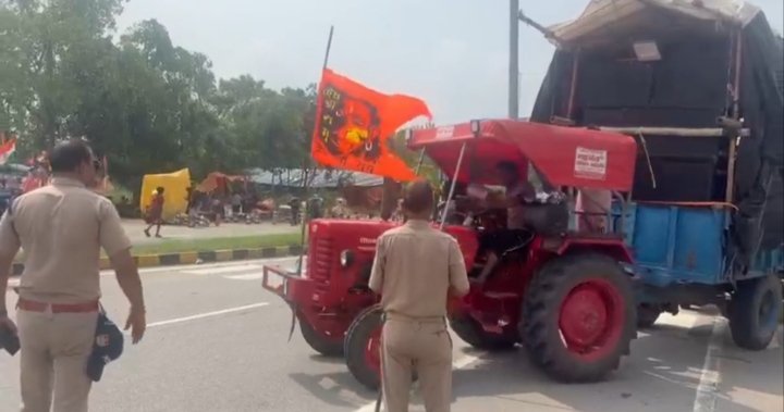 12 फिर से ऊंची कावड़ डीजे वाहनों को आवश्यक हिदायत देते हुए नारसन बॉर्डर से पर रोकते हुए वापस किया