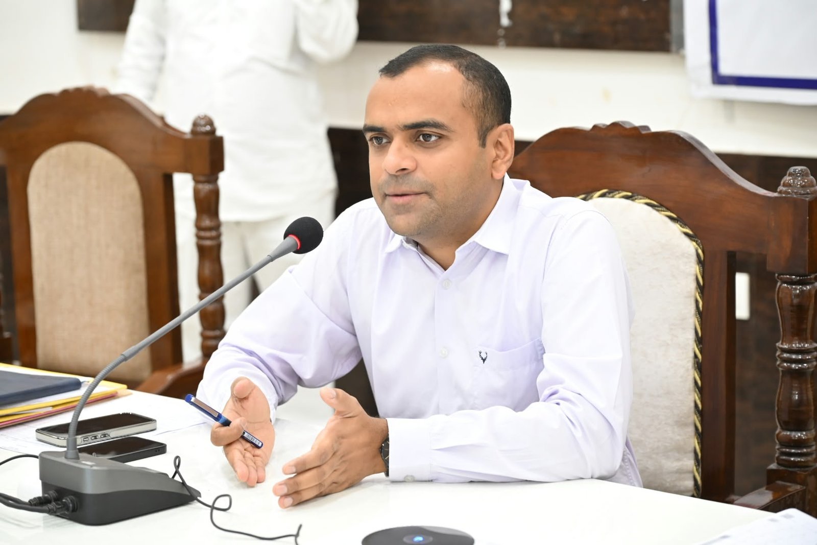 जनपद वासियों की समस्याओं को त्वरित निस्तारण के उदेश्य से जिलाधिकारी मयूर दीक्षित की अध्यक्षता में कलेक्ट्रेट सभागार में प्रत्येक सोमवार को आयोजित किया जा रहा है जन सुनवाई कार्यक्रम