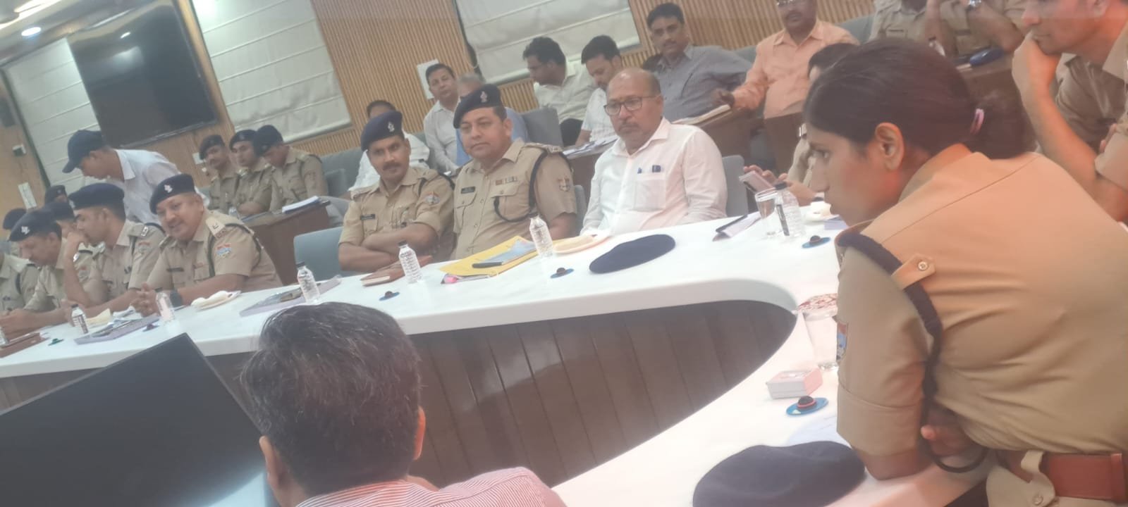 SSP हरिद्वार के निर्देश में पुलिस अधीक्षक अपराध/यातायात द्वारा कांवड़ मेला ड्यूटी में नियुक्त ज़ोनल एवं सुपर ज़ोनल पुलिस अधिकारियों के साथ अब तक की समीक्षा बैठक आयोजित की