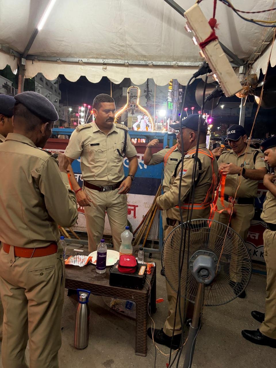 रात्रि ड्यूटी में तैनात पुलिसकर्मियों को रिफ्लेक्टिव टेप जैकेट निभा रही अहम भूमिका