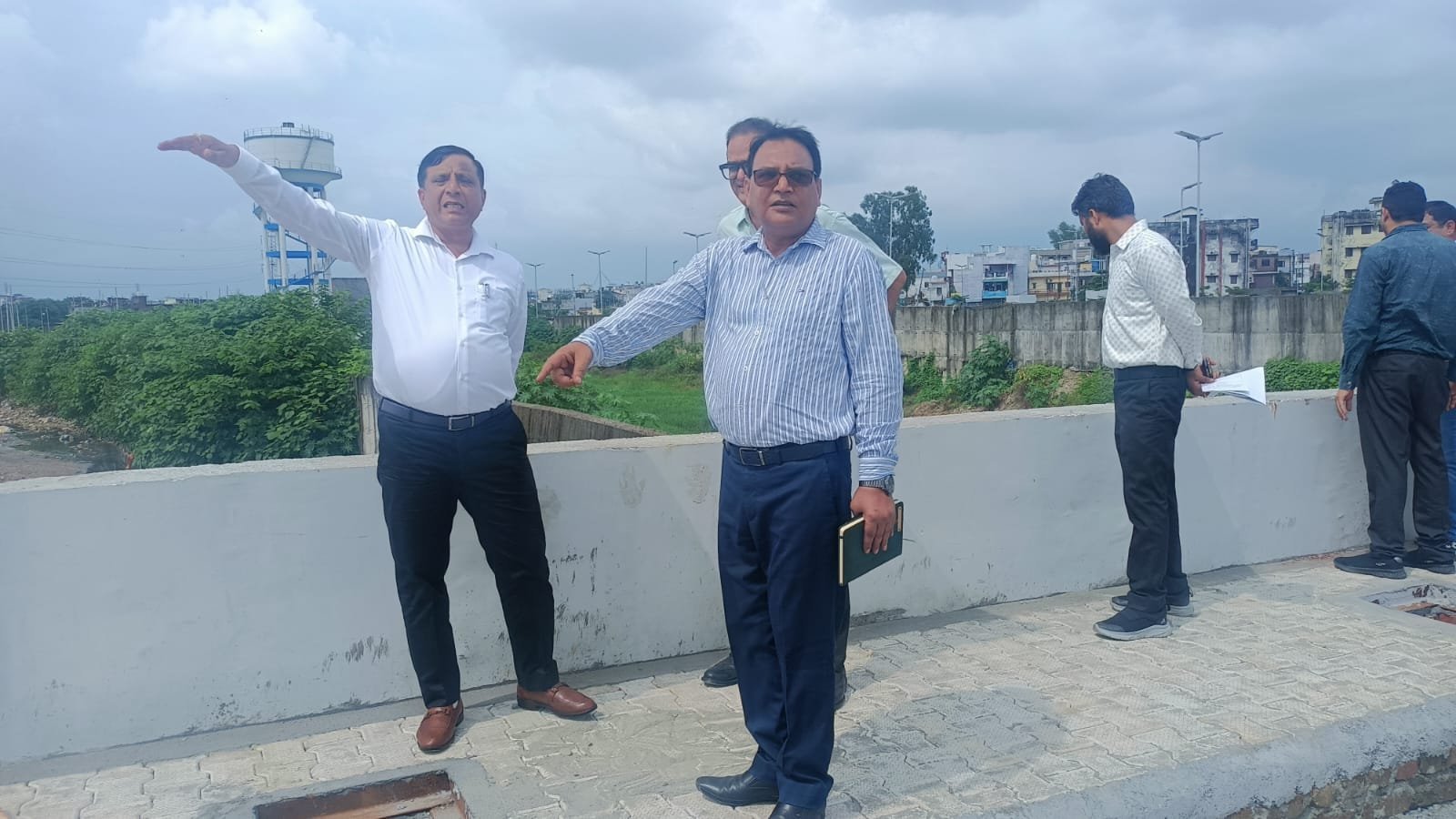 आढ़त बाजार के विकास कार्यों का विधायक विनोद चमोली और एमडीडीए उपाध्यक्ष बंशीधर तिवारी ने किया स्थलीय निरीक्षण