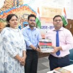 “एक पुस्तक दान करें, ज्ञान का वृक्ष लगाएं” अभियान के तहत आरटीओ बिष्ट ने डीएम मिश्रा को भेंट की 8 प्रेरणादायक पुस्तकें