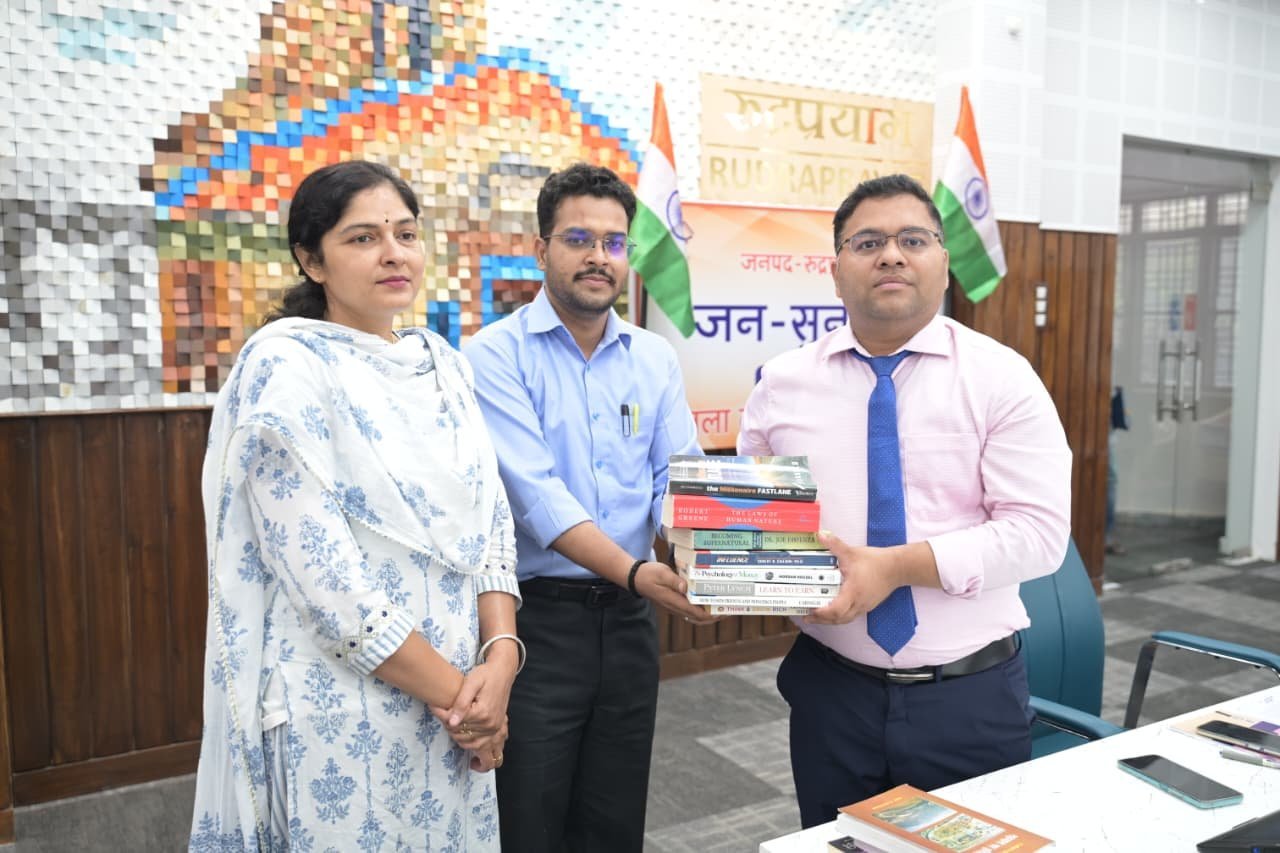 “एक पुस्तक दान करें, ज्ञान का वृक्ष लगाएं” अभियान के तहत आरटीओ बिष्ट ने डीएम मिश्रा को भेंट की 8 प्रेरणादायक पुस्तकें