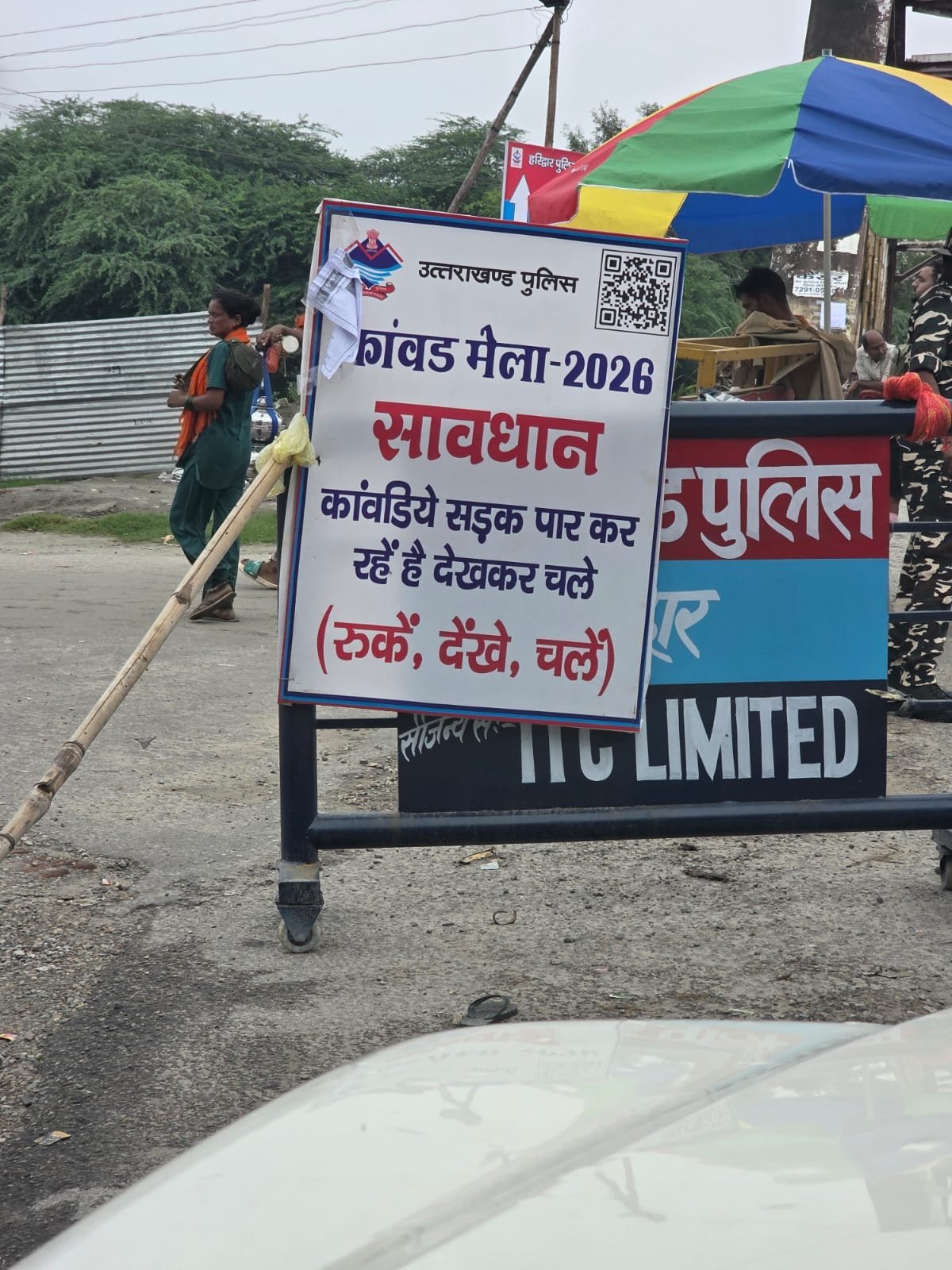 एसएसपी हरिद्वार के निर्देशित कम पर बहादराबाद क्षेत्र में कांवड़िए के सुगम यात्रा के लिये अपेक्षित स्थानों पर मार्ग प्रदर्शक बैनर लगवाये जा रहे