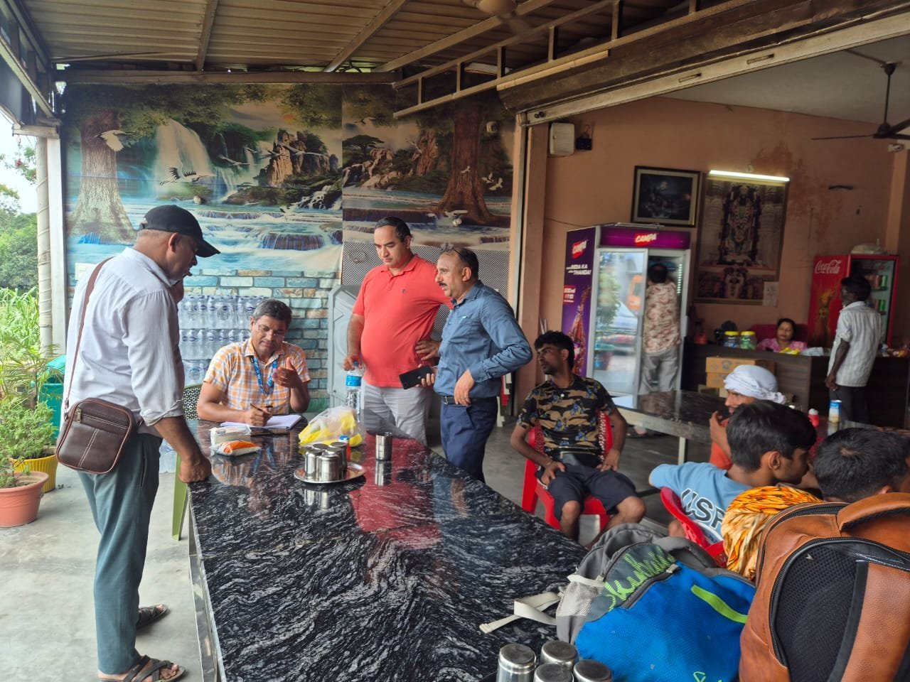कांवड़ मेले में खाद्य सुरक्षा विभाग की बड़ी कार्रवाई, 63 खाद्य प्रतिष्ठानों का निरीक्षण, एक्सपायरी उत्पाद नष्ट, कई कारोबारियों को नोटिस