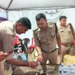 कांवड़ यात्रा की व्यवस्थाओं के बीच भोले की जय जयकार की गूंज के साथ सड़क पर कटा पुलिस जवान का बर्थ डे केक