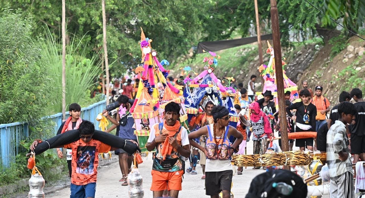 कांवड़ यात्रा में उमड़ रहा है आस्था का सैलाब