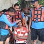 गंगा की तेज धारा में बह रहे शिवभक्त को 40वीं वाहिनी PAC के आपदा राहत दल ने सकुशल बचाया