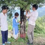 छात्राओं ने पेड़ों को राखी बांधकर लिया पर्यावरण संरक्षण का संकल्प