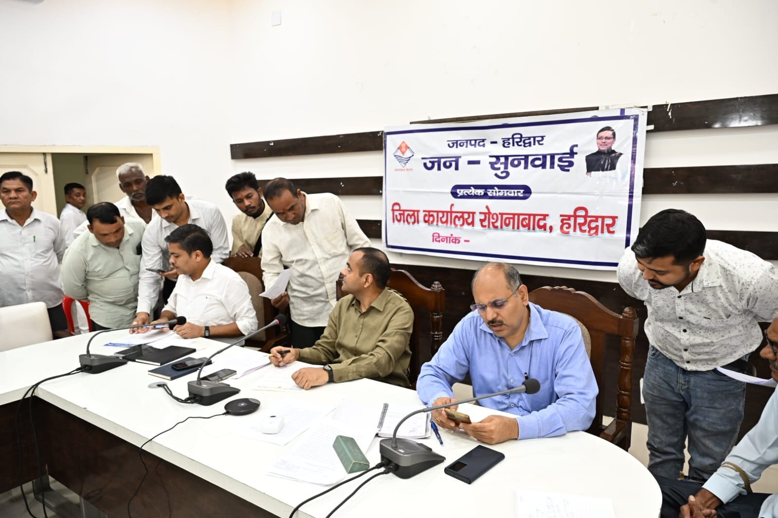 जनपद वासियों की समस्याओं को त्वरित निस्तारण के उद्देश्य से जिलाधिकारी की अध्यक्षता में प्रत्येक सोमवार को आयोजित किया जा रहा है जन सुनवाई कार्यक्रम