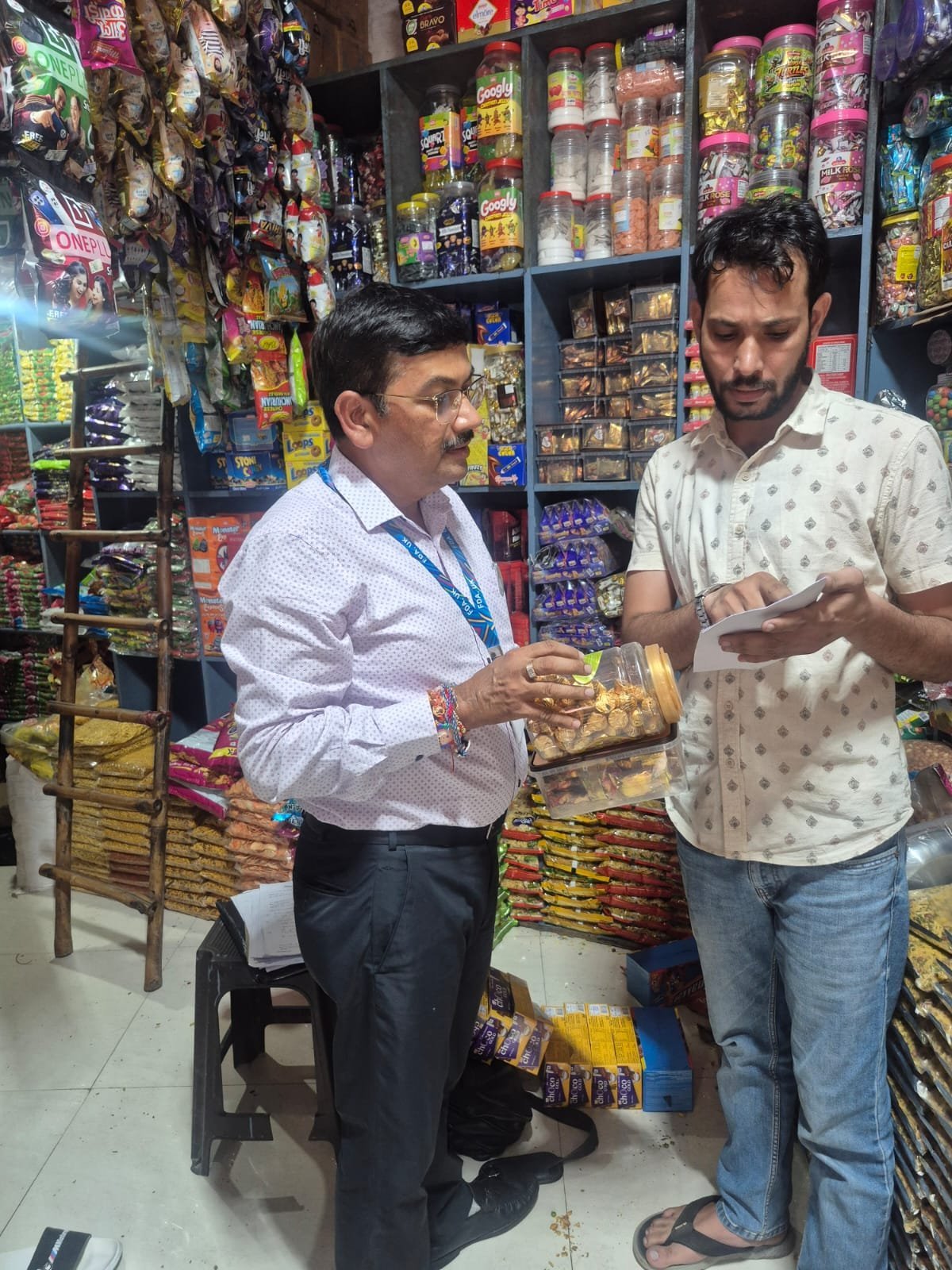 जनपद हरिद्वार के विभिन्न क्षेत्रों खाद्य सुरक्षा अधिकारियों की टीमों के द्वारा रेस्टोरेंट, ऑन लाईन ई प्लेटफार्म, मिठाई दुकानों, का निरीक्षण किया