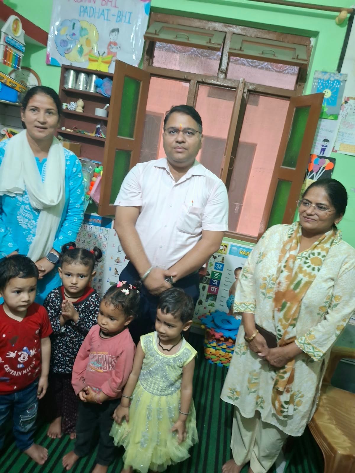 जिलाधिकारी ने आंगनबाड़ी केंद्र का किया निरीक्षण, नौनिहालों से संवाद कर जानी उनकी रुचियां