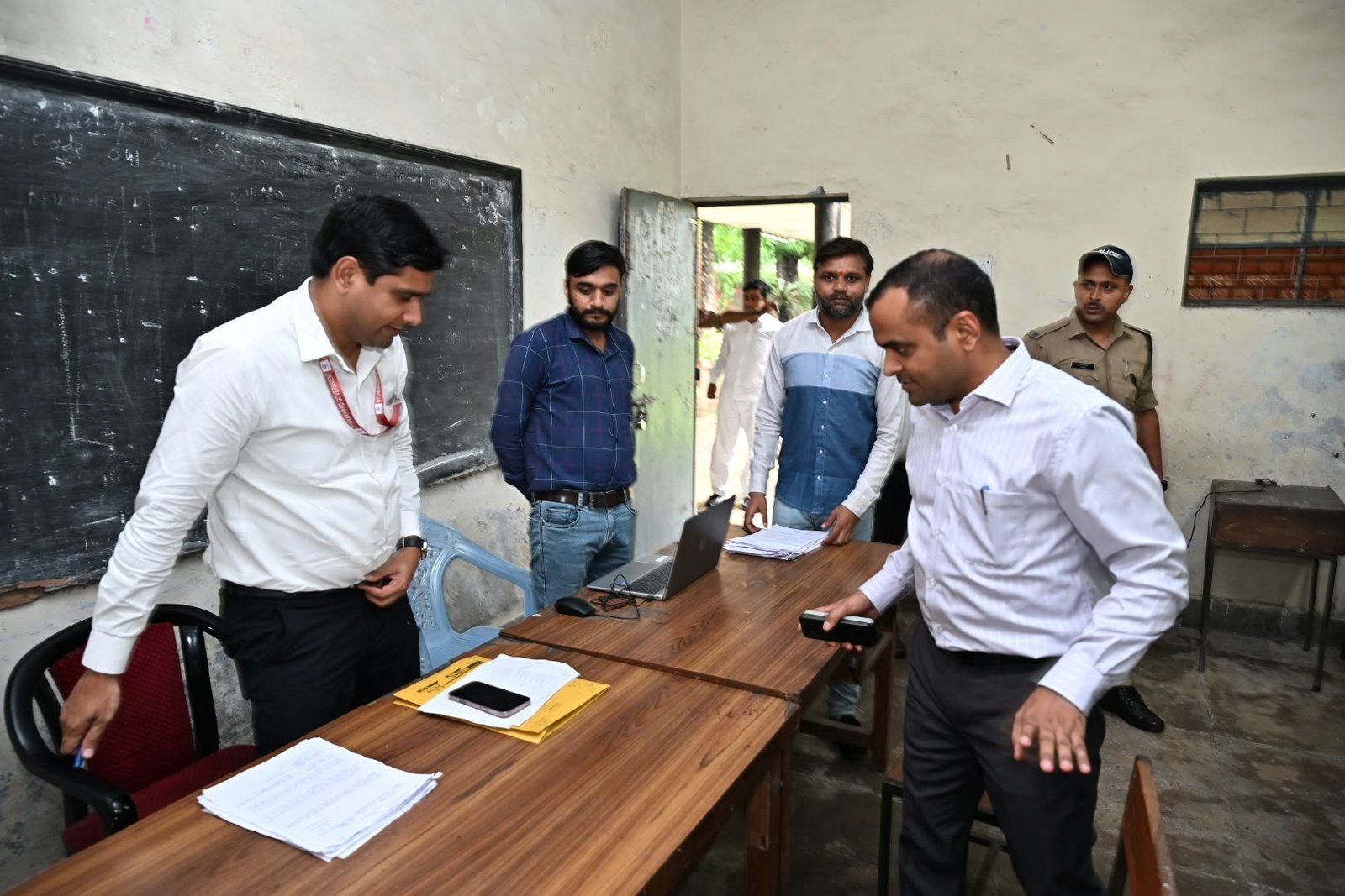 जिलाधिकारी ने रानीपुर विधानसभा के क्षेत्रांतर्गत बीएचईएल सेक्टर 01 स्थित बाल मंदिर सीनियर सेकेंडरी स्कूल में बूथ नंबर 122 में चल रहे एसआईआर कार्यों का लिया जायजा