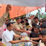 जिलाधिकारी मयूर दीक्षित एवं वरिष्ठ पुलिस अधीक्षक नवनीत सिंह भुल्लर ने शंकराचार्य चौक पर शिवभक्त कांवड़ियों का फूल-मालाओं से स्वागत कर फल एवं जूस वितरित किए