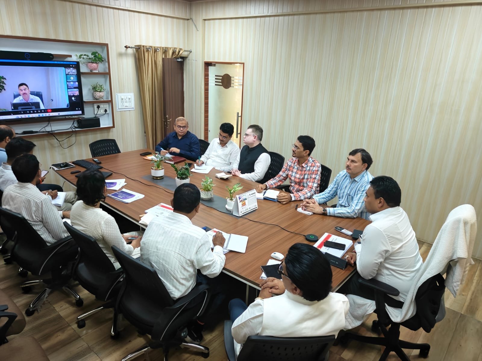धामी सरकार का विकास पर फोकस, मास्टर प्लान से अवैध निर्माण तक सचिव आवास ने की समीक्षा