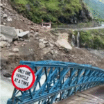 पत्थर बोल्डर गिरने से धारचूला तवाघाट (एनएच बीआरओ ) मोटर मार्ग में स्थित कूलागाड पुल क्षतिग्रस्त