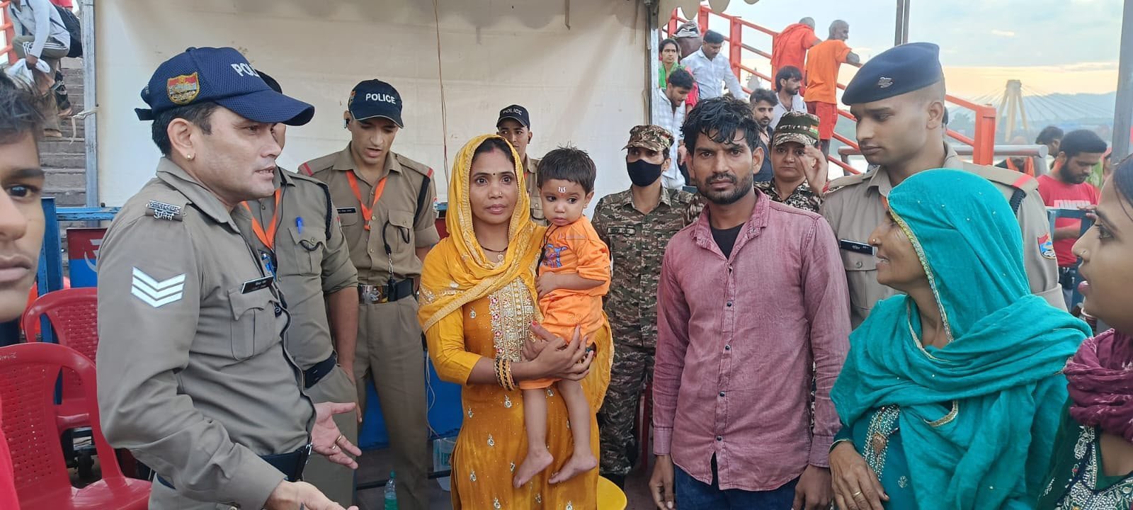 पुलिस की तत्परता से परिजनों से मिली 2 वर्षीय बच्ची