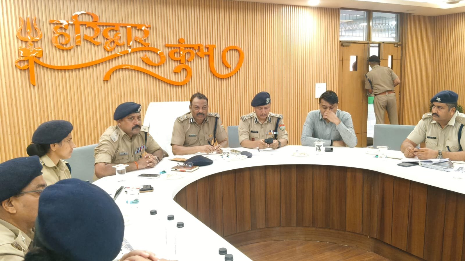 पुलिस मुख्यालय से आईजी एसटीएफ निलेश आनंद भरणे एवं डीआईजी लॉ एंड ऑर्डर धीरेंद्र सिंह गुंज्याल पहुंचे हरिद्वार