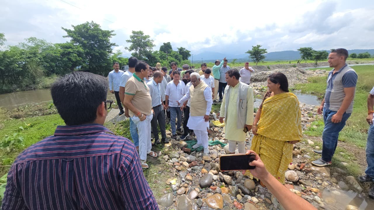 बाढ़ प्रभावित क्षेत्रों का मंत्री और विधायक ने किया स्थलीय निरीक्षण, अधिकारियों को त्वरित कार्रवाई के निर्देश