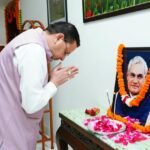 मुख्यमंत्री धामी ने पूर्व प्रधानमंत्री एवं भारत रत्न अटल बिहारी वाजपेयी जी की पुण्यतिथि पर मुख्यमंत्री आवास में उनके चित्र पर श्रद्धासुमन अर्पित कर उन्हें भावपूर्ण श्रद्धांजलि दी
