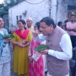 मुख्यमंत्री धामी ने लोकल फॉर वोकल को दिया बढ़ावा,लोहियाहैड में पैदल चलकर रवि के स्टॉल पर खाई टिकी
