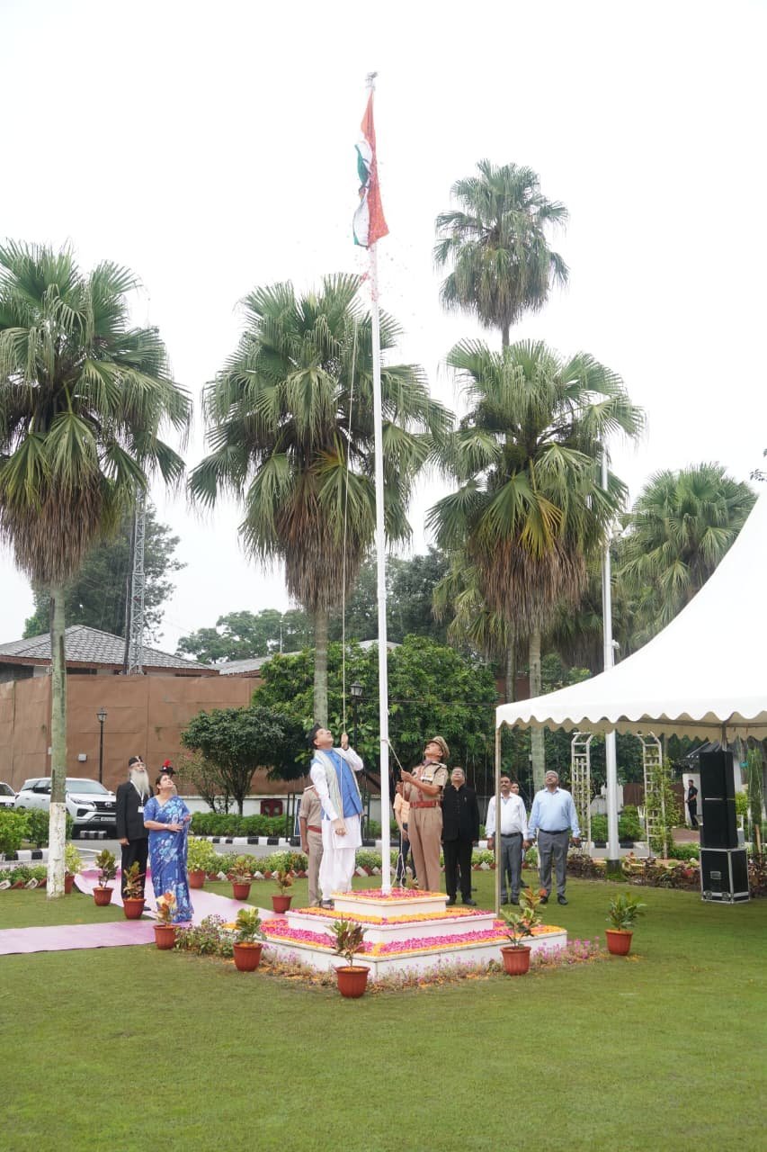 मुख्यमंत्री श्री धामी ने 80वें स्वतंत्रता दिवस के अवसर पर मुख्यमंत्री आवास में ध्वजारोहण किया