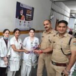 मेला अस्पताल में कार्यरत नर्सिंग स्टाफ से कोतवाली नगर हरिद्वार में नियुक्त पुलिस कर्मियों द्वारा रक्षा बंधन के पावन अवसर पर सप्रेम रक्षासूत्र ग्रहण किया गया