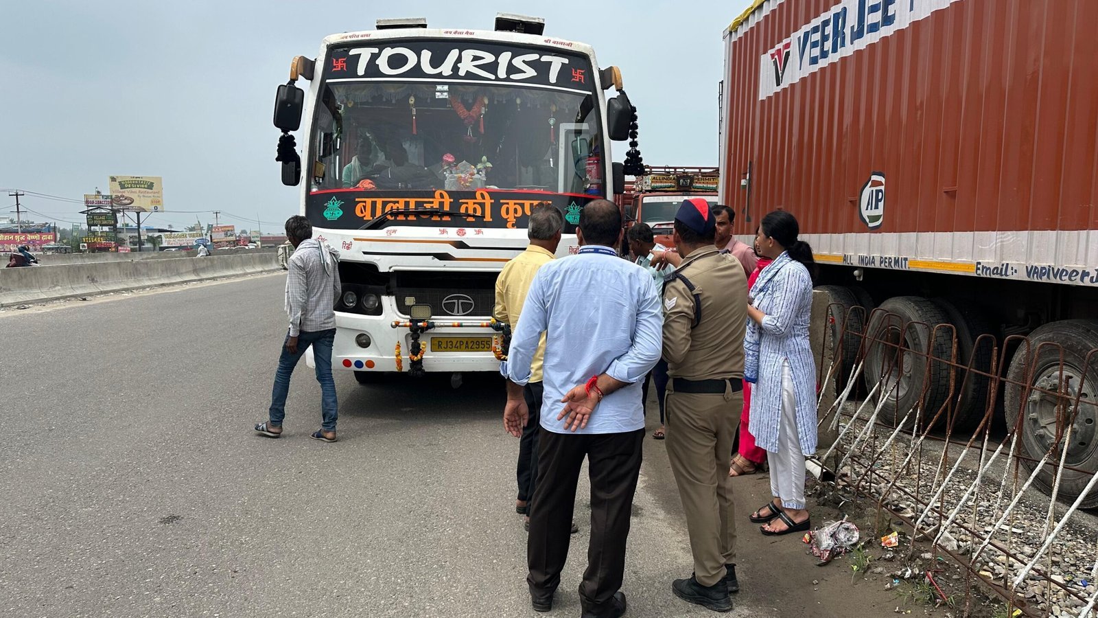 लक्जरी एवं स्लीपर बसों के विरुद्ध विशेष संयुक्त चेकिंग अभियान—185 चालान, 16 वाहन सीज