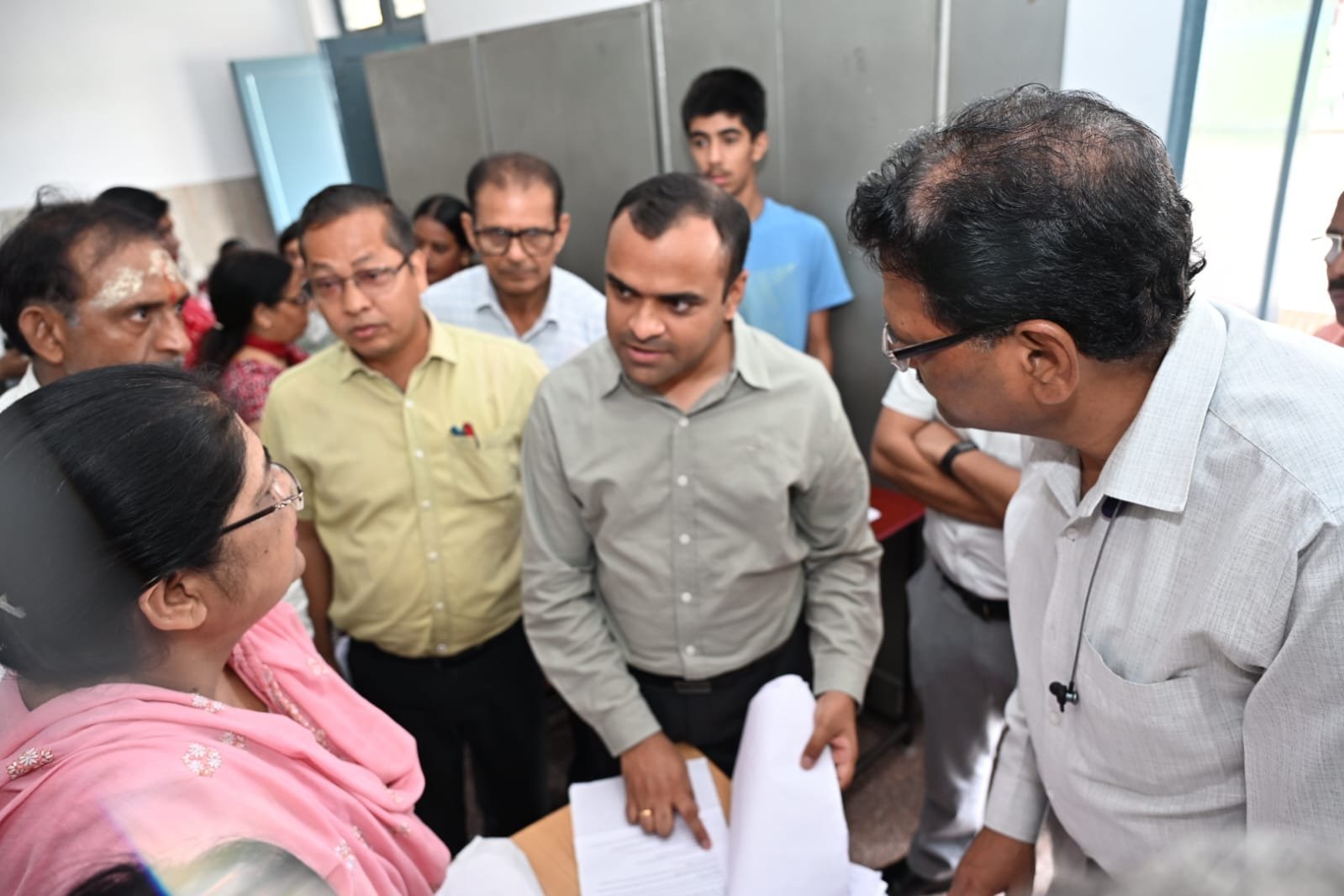 विशेष गहन पुनरीक्षण कार्यक्रम के द्वितीय चरण के सफल कार्यान्वयन के लिए जिला निर्वाचन अधिकारी/जिलाधिकारी मयूर दीक्षित ने कई बूथों का किया निरीक्षण