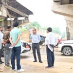 संबंधित अधिकारियों के साथ राष्ट्रीय राजमार्ग का किया जा रहा निरीक्षण