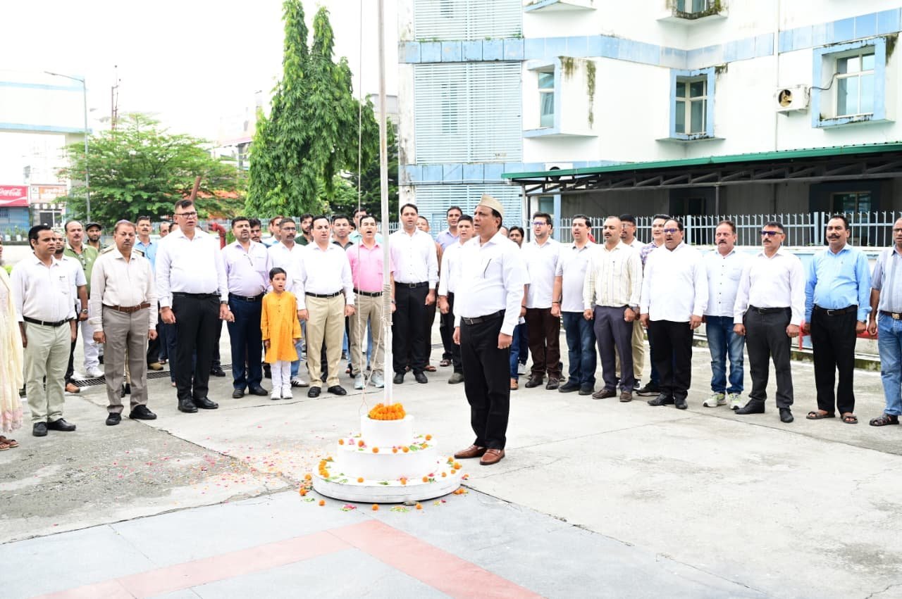 स्वतंत्रता दिवस के अवसर पर सूचना एवं लोकसंपर्क विभाग के महानिदेशक ने विभागीय परिसर में ध्वजारोहण किया
