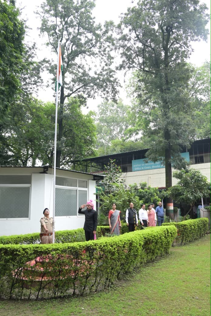 स्वतंत्रता दिवस पर जिलाधिकारी डॉ0 आशीष चौहान ने कलेक्ट्रेट परिसर में किया ध्वजारोहण